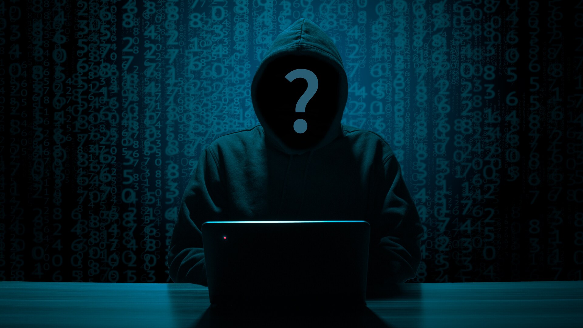 Ilustração de um hacker em frente a um computador, em referência aos ataques ao estúdio